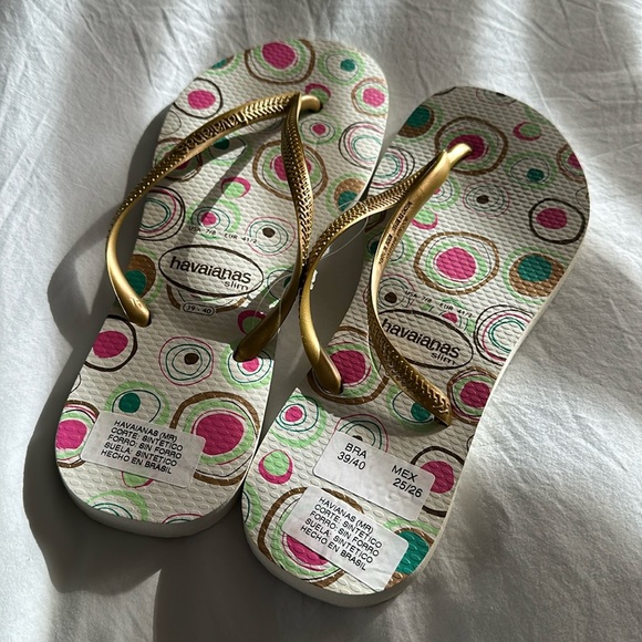 Havaianas Shoes - NWT Havaianas Slim Flip Flops with Colorful Circles Size 39-40